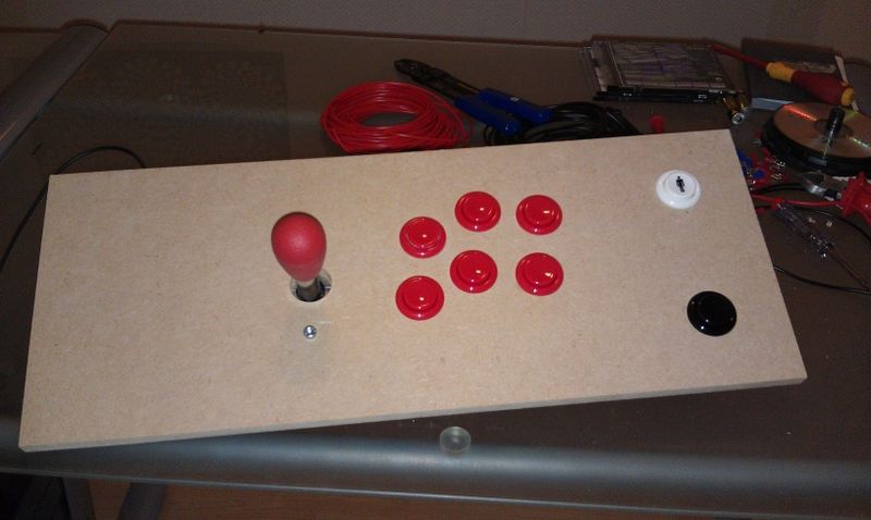 Datei:Arcade-buildblog-20121010 controllertest-front.jpg